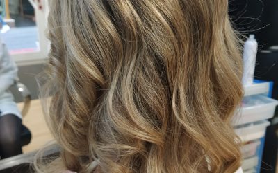 PUEDO PONER MECHAS RUBIAS CON UN BARRO?